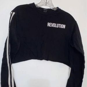 Black crop top shirt